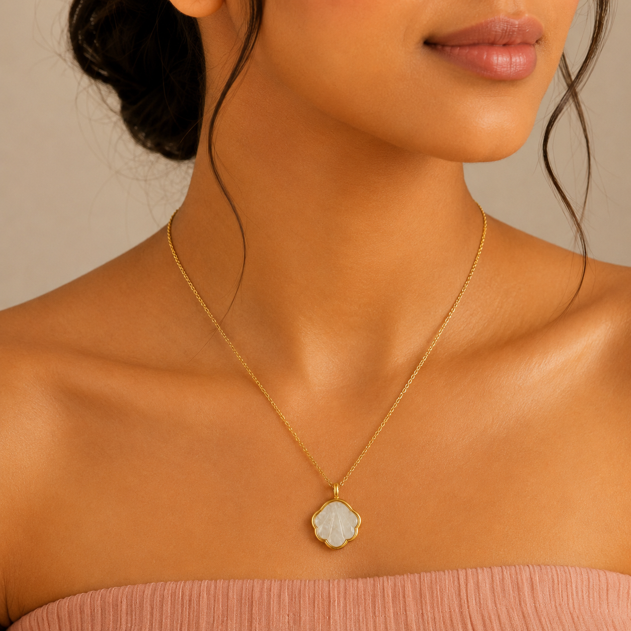 Mother of Pearl Clover Gold Pendant Necklace – Anti Tarnish Stainless Steel