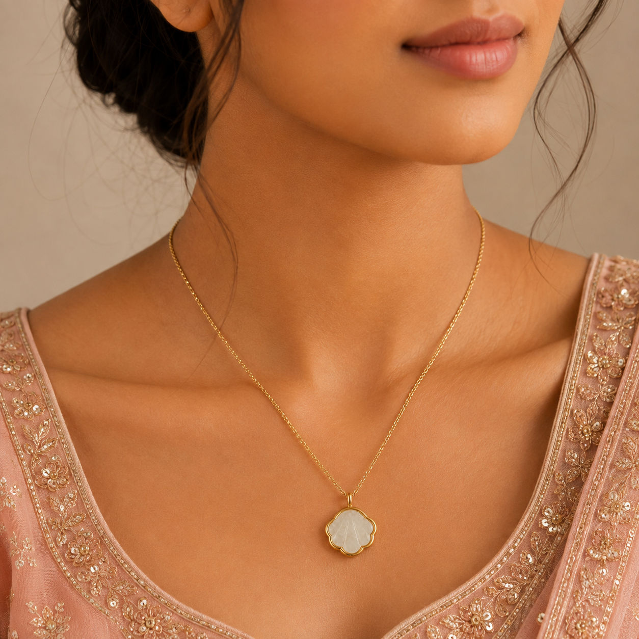 Mother of Pearl Clover Gold Pendant Necklace – Anti Tarnish Stainless Steel