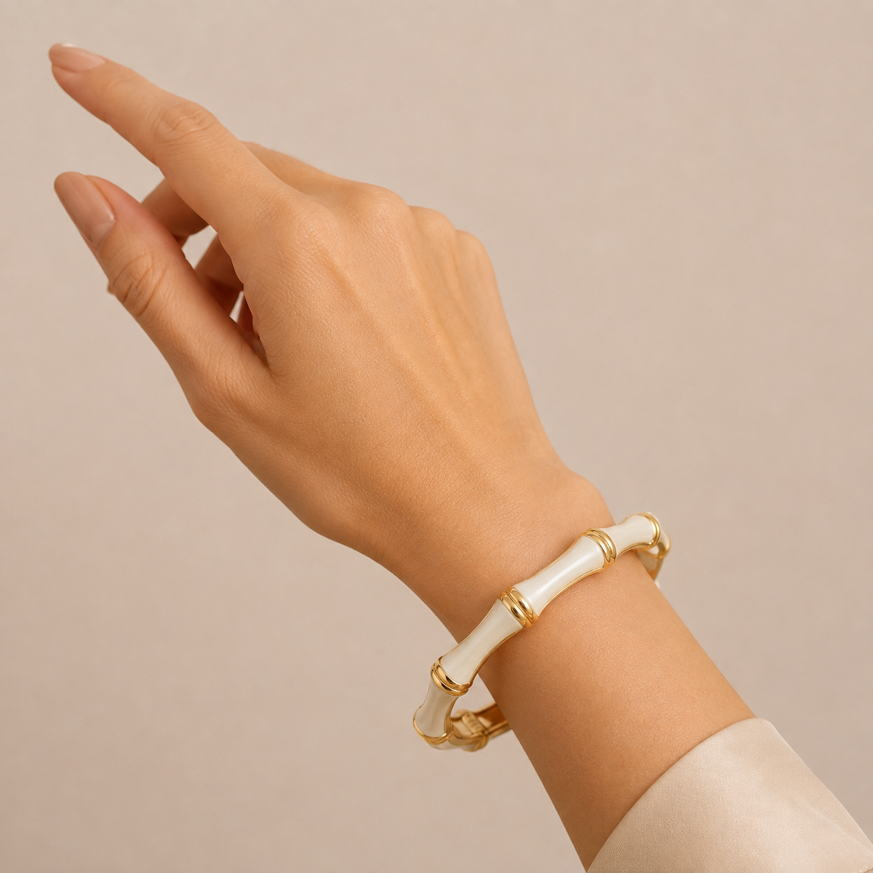 Luxe Bamboo Enamel Gold-Tone Bangle – Statement Hinged Bracelet