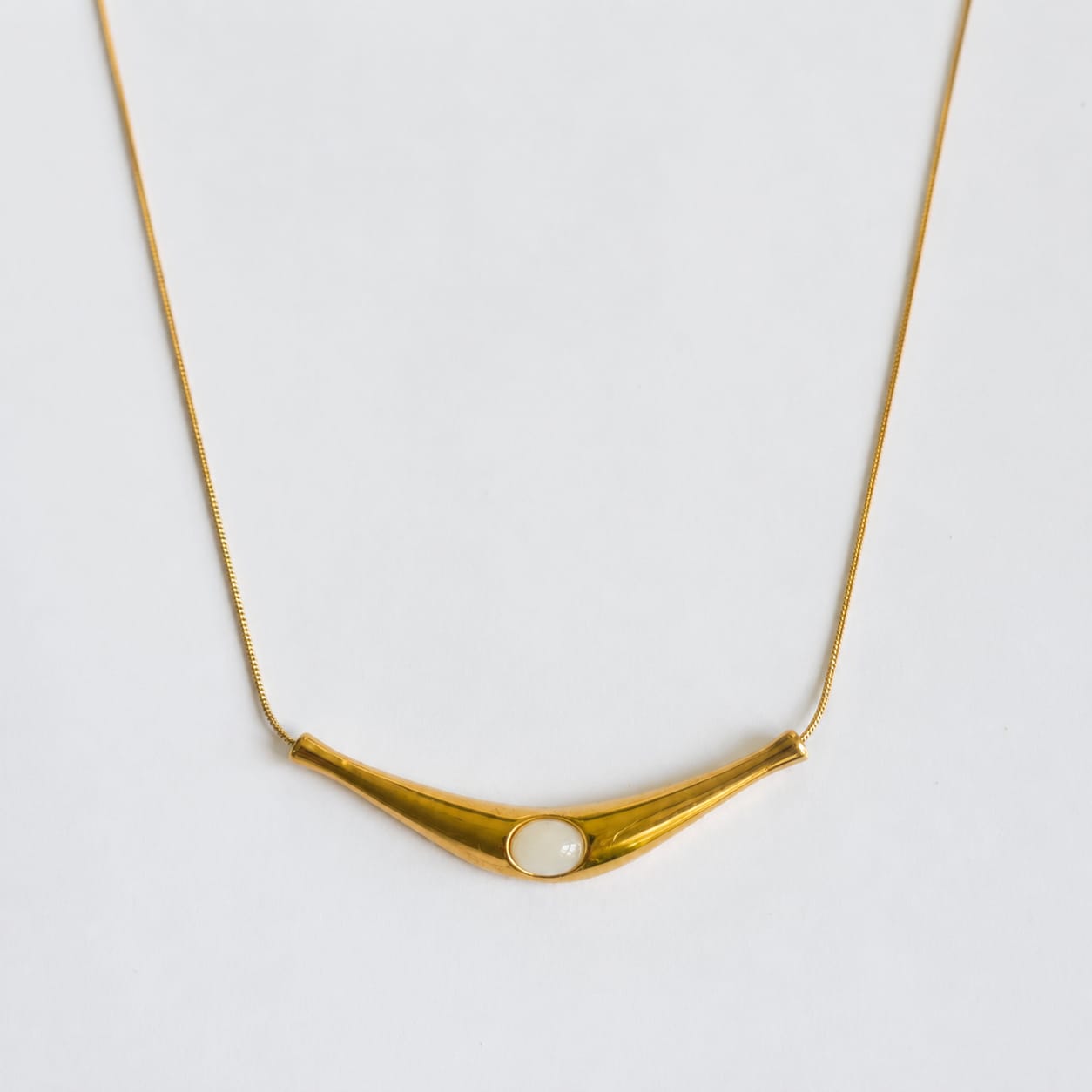 Luna Pearl Curve Necklace