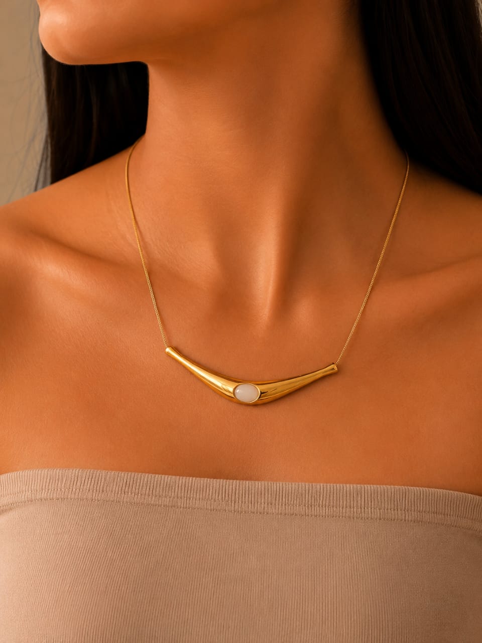 Luna Pearl Curve Necklace