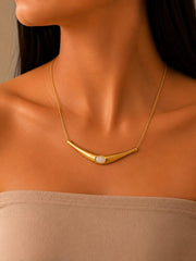 Luna Pearl Curve Necklace